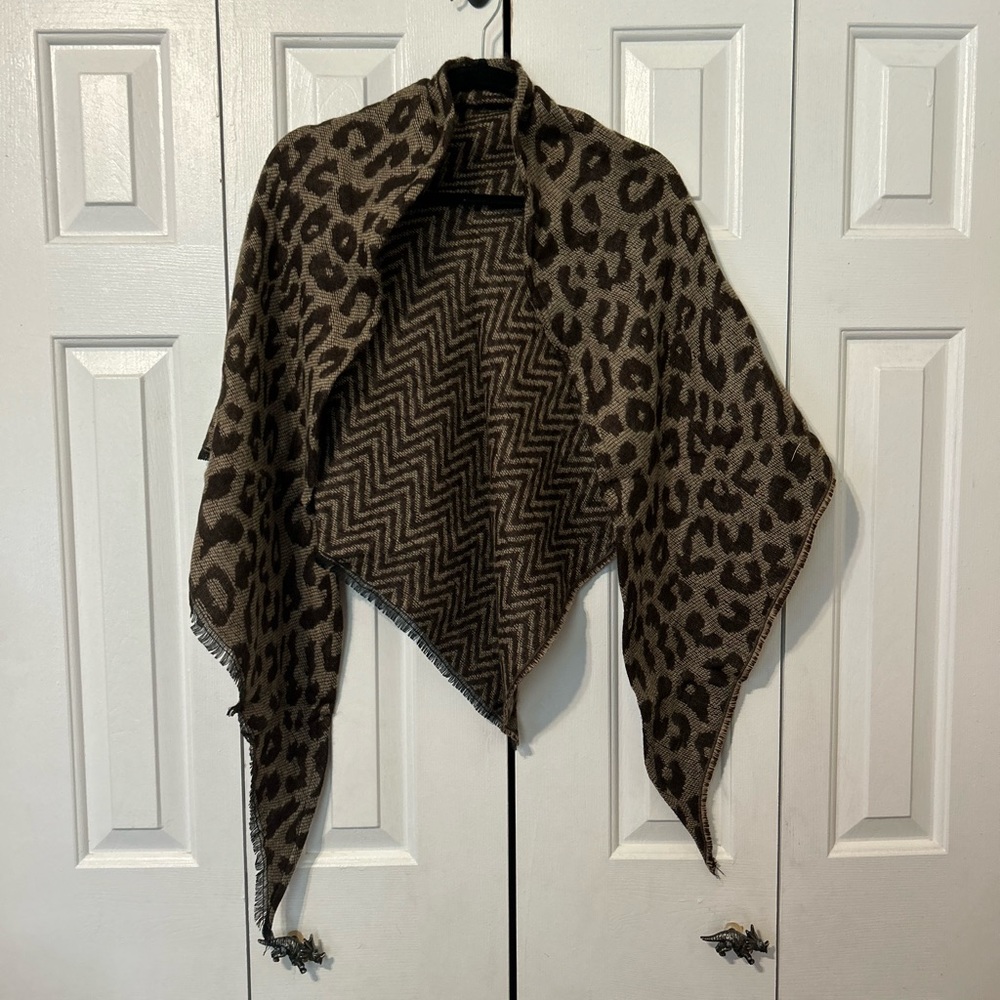 Reversible Shaw One Side Is Leopard and the Other Is Chevron